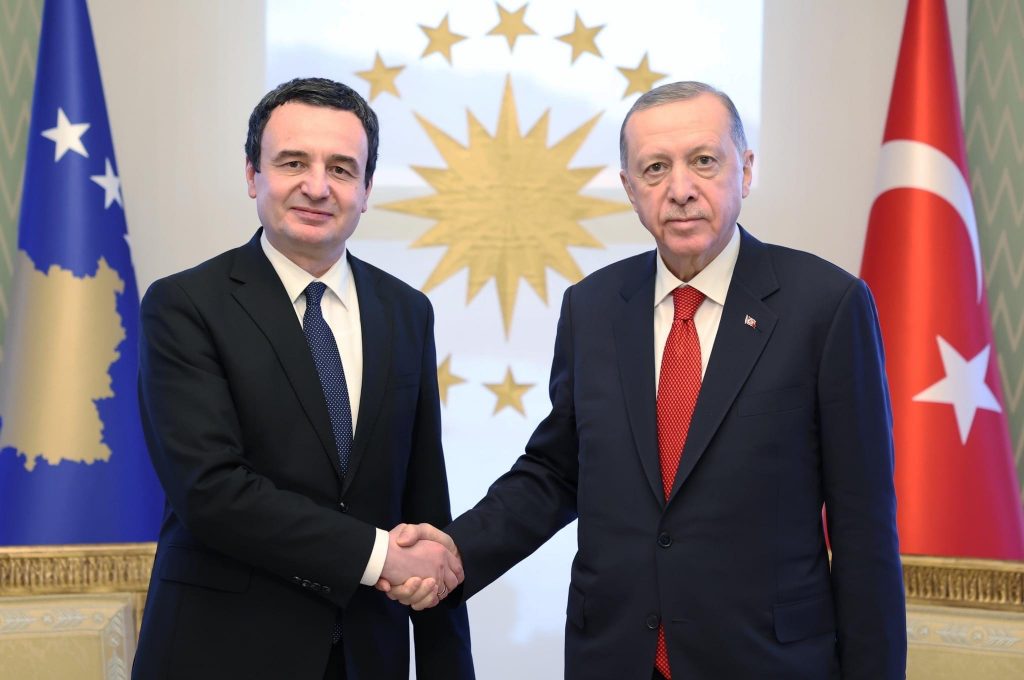Erdogani bisedon me Kurtin për situatën në veri