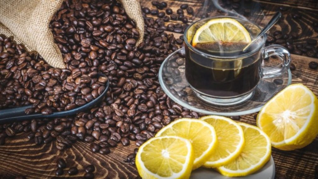 Kombinimi i kafesë dhe limonit një trend i ri në procesin e humbjes së peshës: Cilat janë përfitimet e vërteta?