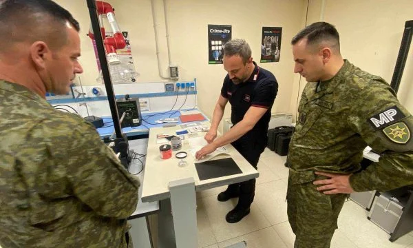 Karabinierët e trajnojnë Policinë Ushtarake të FSK’së për metodat e hetimit të krimit