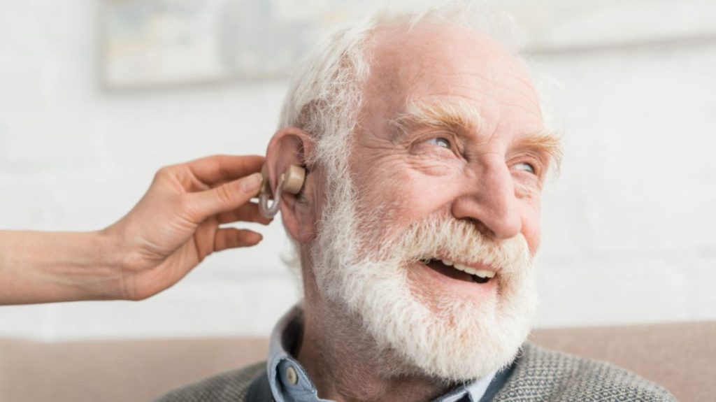 Përdorimi i një aparati dëgjimi redukton ndjeshëm rrezikun e demencës te njerëzit e shurdhër