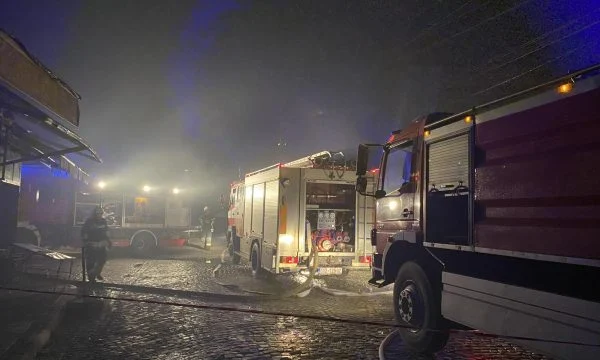 Tregu i Gjelbër në Prishtinë përfshihet nga zjarri