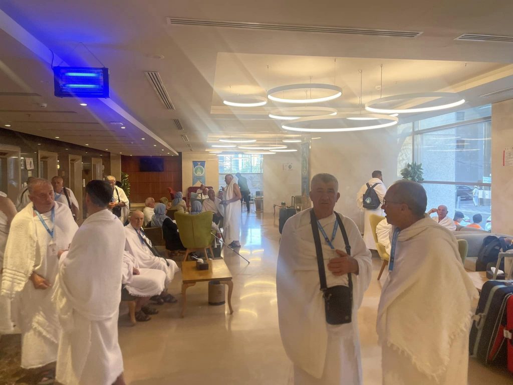 Haxhinjët e Lipjanit kanë arritur në hotel, bëhen gati për kryerjen e Umres