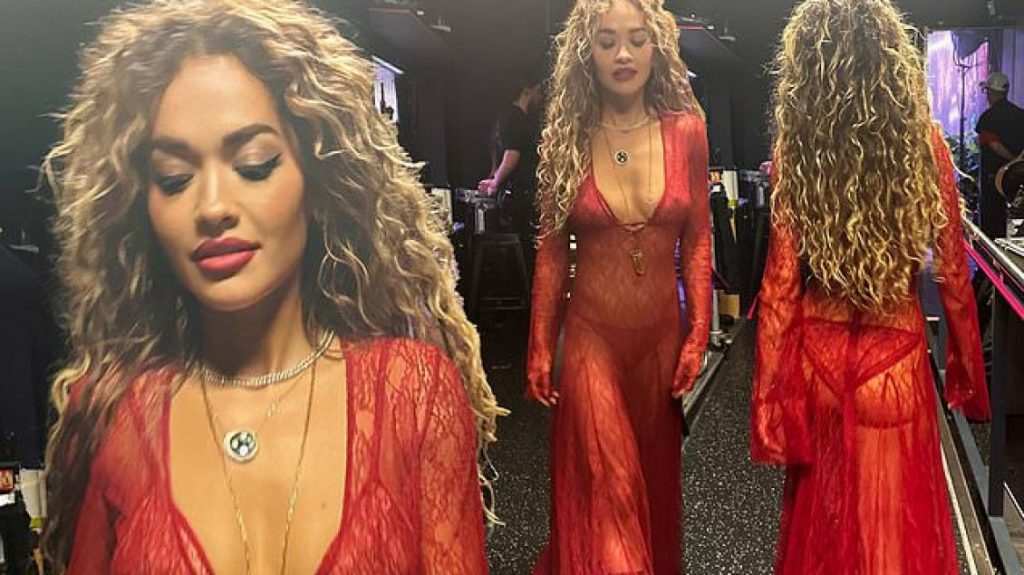 Rita Ora nuk i lë vend imagjinatës me fustanin e kuq transparent