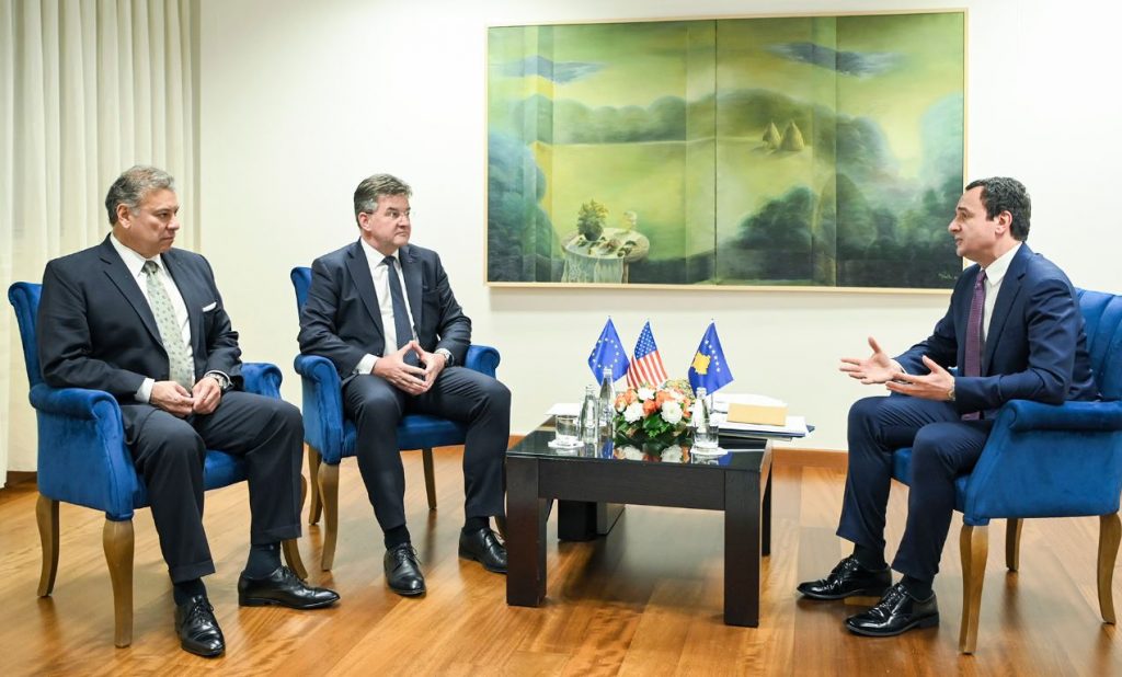 Kurti: Në takim me Escobarin e Lajçakun shpreha angazhimin për shtensionimin e situatës në veri
