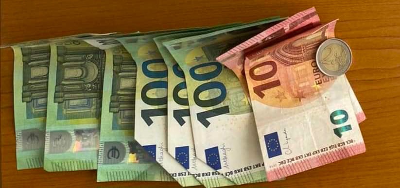 I gjen 620 euro në rrugë dhe i dorëzon në stacion të policisë në Lipjan