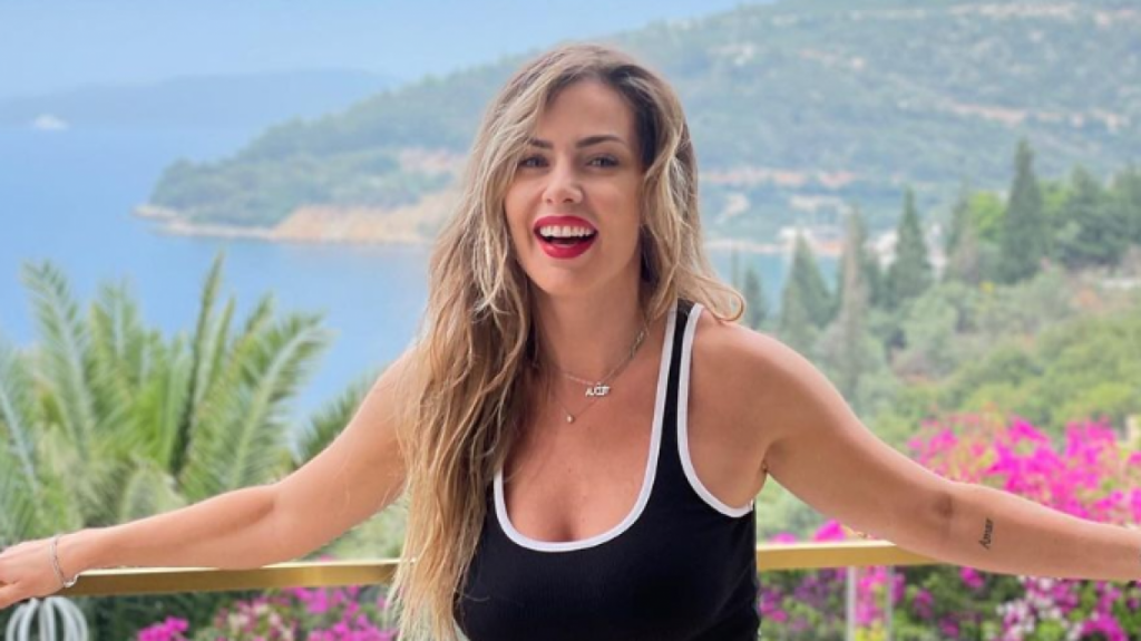 Olta Gixhari shfaqet tërë shkëlqim në paraqitjen nga bregdeti