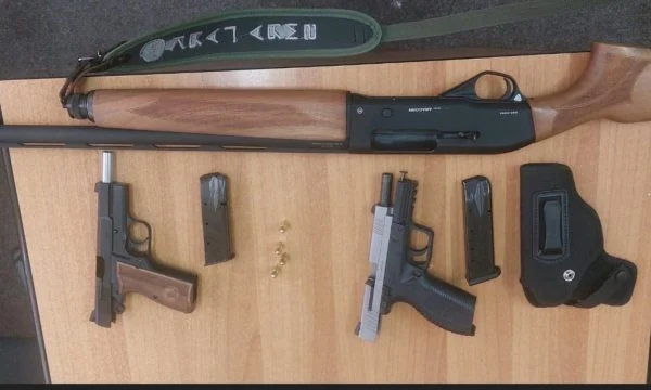 Policia konfiskon tri armë në Kaçanik, dy të dyshuar shoqërohen në stacion