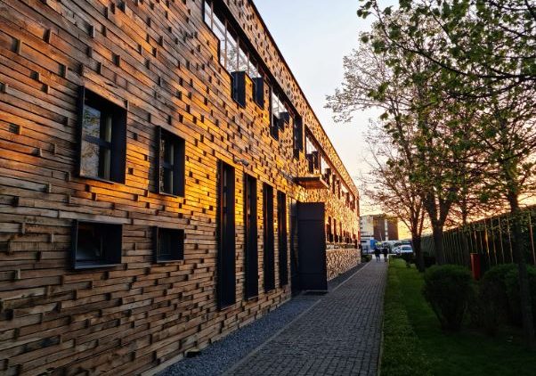 BE e shqetësuar për rastin e Klan Kosovës: Po i monitorojmë nga afër zhvillimet