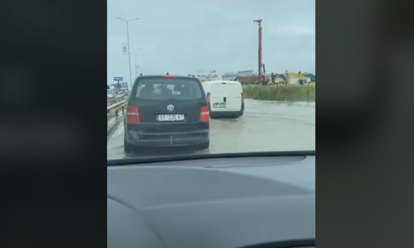 Magjistralja Prishtinë – Ferizaj nis të bllokohet pas reshjeve të shiut, vështirësohet qarkullimi