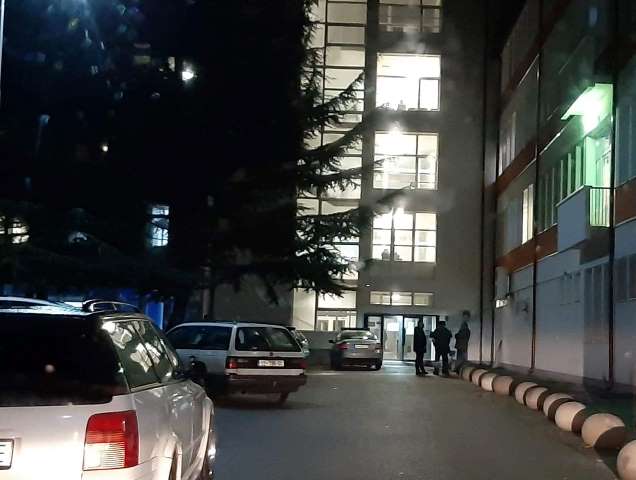 Vdes një foshnje në Pejë, policia nis hetimet