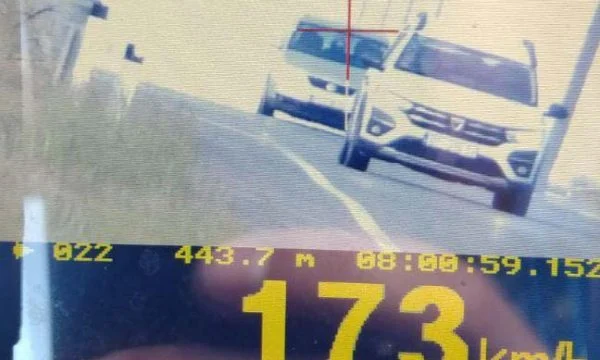 Voziti 173 km/h në zonën 80 km/h, gjobitet me 300 euro dhe i ndalohet drejtimi i automjetit