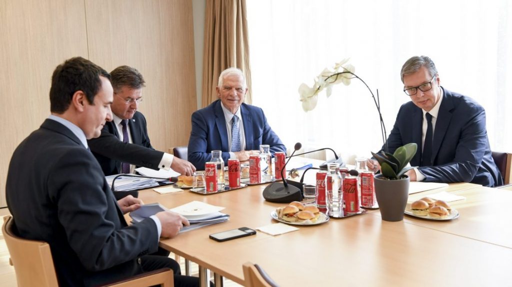 Borrell i fton në takim urgjent Kurtin dhe Vuçiqin: Situata duhet të shtensionohet menjëherë