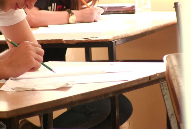 Mbi 21 mijë maturantë sot i nënshtrohen Testit të Maturës