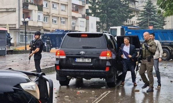 Lajcak i kërkon Lulzim Hetemit të tërhiqet nga objekti i Komunës në Leposaviq