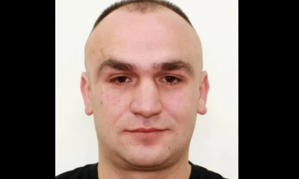 Policia kërkon ndihmë për kapjen e të dyshuarit nga Prizreni