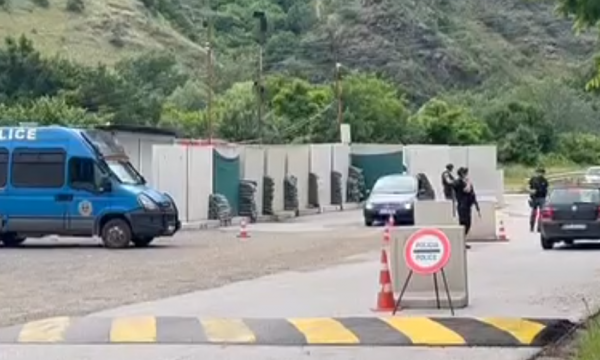 Policia urdhërohet të kontrollojë të gjitha veturat pas kidnapimit të policëve,  pamje nga Leposaviqi