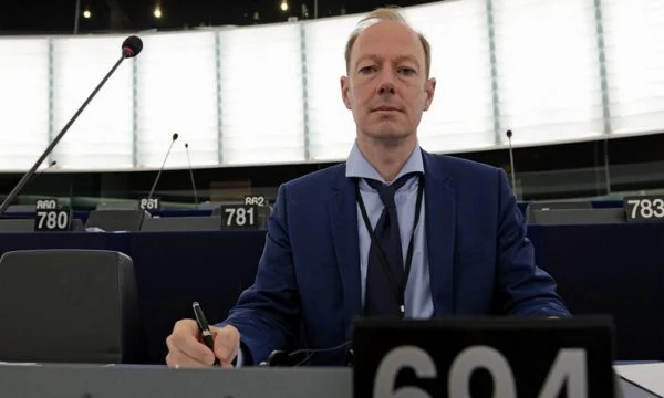 Eurodeputeti gjerman shpërndan pamjet e dhunës në Kuvend: Në prill ua miratuam heqjen e vizave