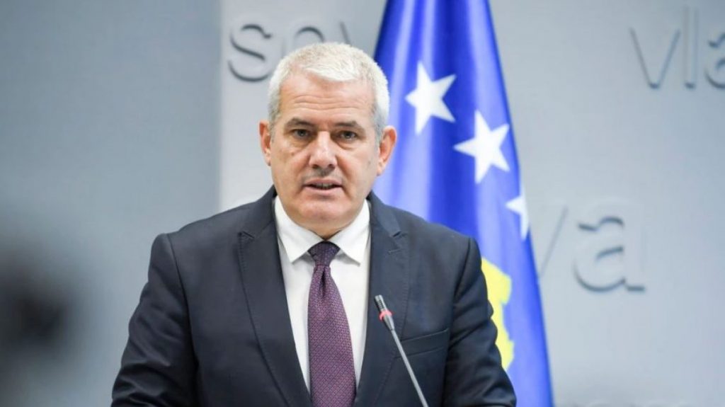 Sveçla reagon për arrestimin e tre zyrtarëve të MPB-së: Askush nuk do të jetë mbi ligjin