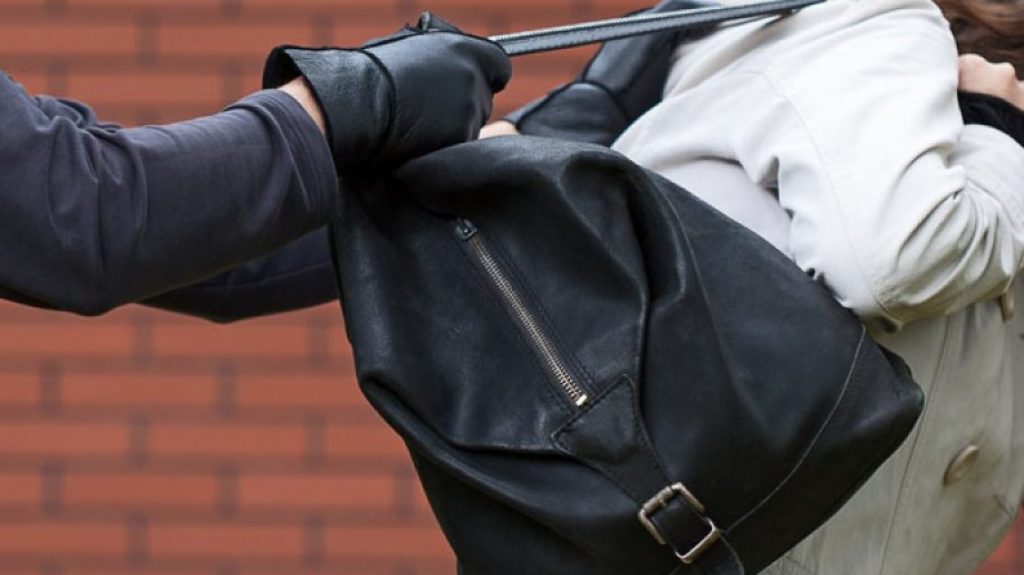 Prizren, një personi i vidhet çanta me para, dokumente personale e telefon