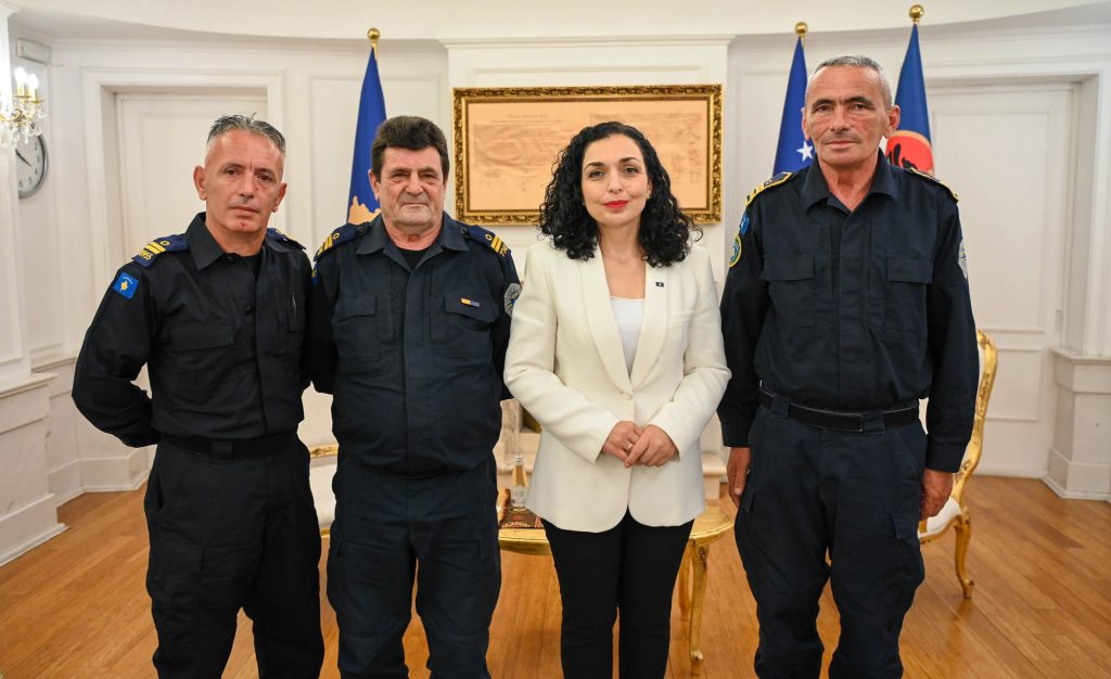 Osmani pret në takim tre policët që u kidnapuan: Qytetarët dhe institucionet e njohin përkushtimin tuaj