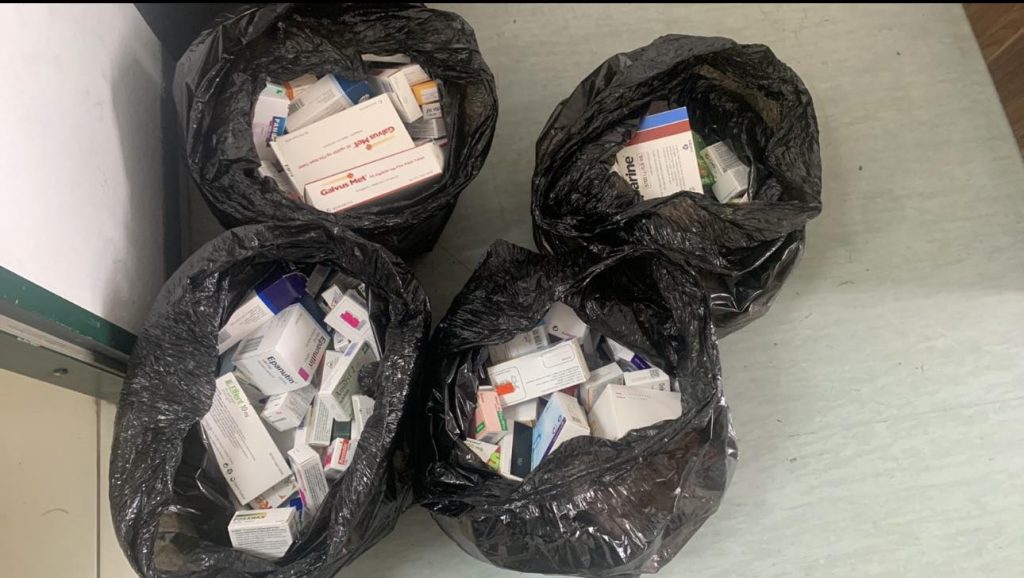 Arrestohet pronarja e një barnatoreje, iu zunë 280 paketime me barna pa dëshmi të origjinës