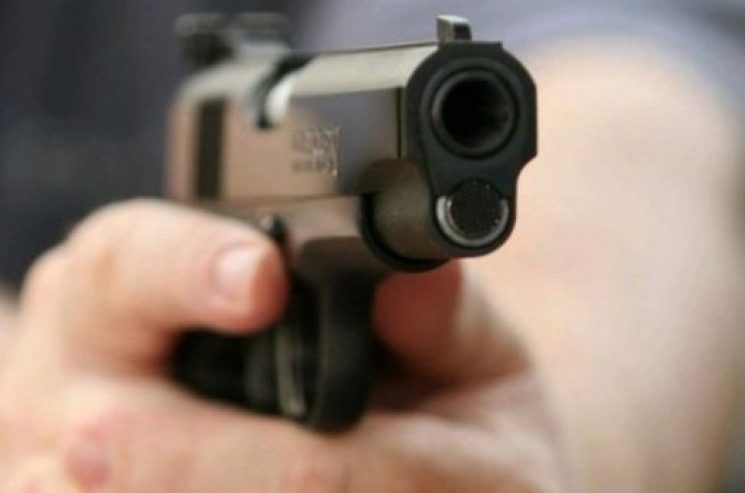 Kanoset një person në Fushë Kosovë, arrestohen dy të tjerë