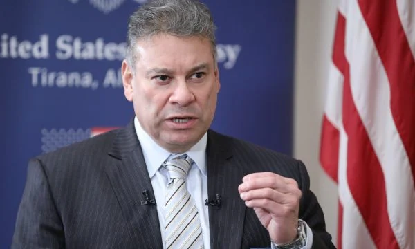 Escobar: Kemi sinjale se Vuçiq është gati t’i pranojë tre pikat e BE’së, Kurtin ende duhet bindur