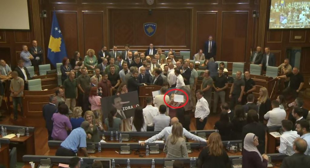 Përleshja e re, Adriana Matoshi me letër sfilon në kuvend: “Round 2” (VIDEO)