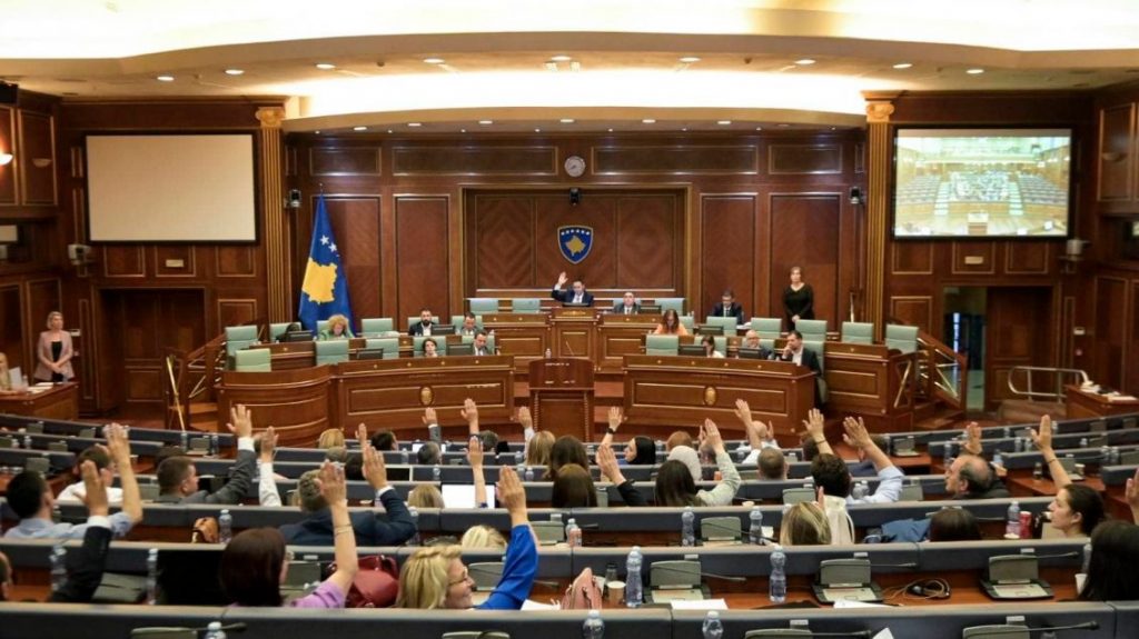 Kuvendi miraton Ligjin, paga minimale rritet në 264 euro