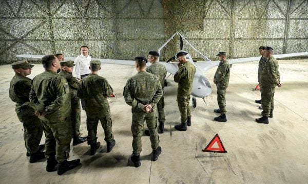 KFOR-i reagon pasi Kurti ekspozoi dronin Bayraktar, thonë se duhet leje nga ta për t’i ngritur në qiell