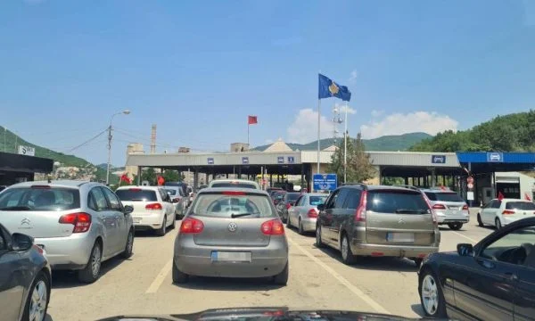 Krijohen kolona në kufirin Kosovë-Shqipëri