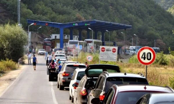 Kolona te Dheu i Bardhë, mërgimtarët po presin deri në 1 orë e gjysmë për të hyrë në Kosovë