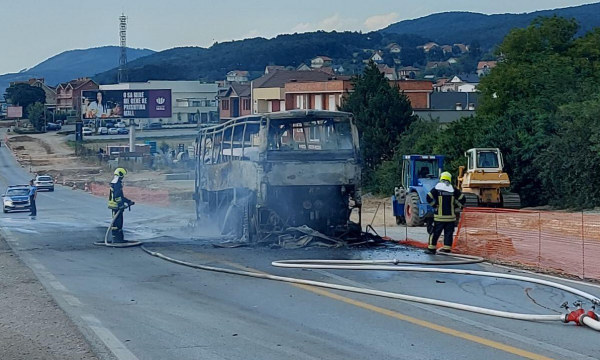 Digjet tërësisht autobusi që mori flakë në rrugën Prishtinë-Podujevë, Policia: Askush s’u lëndua