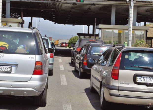 Gjendja në vendkalimet kufitare, kolona më së shumti te Dheu i Bardhë