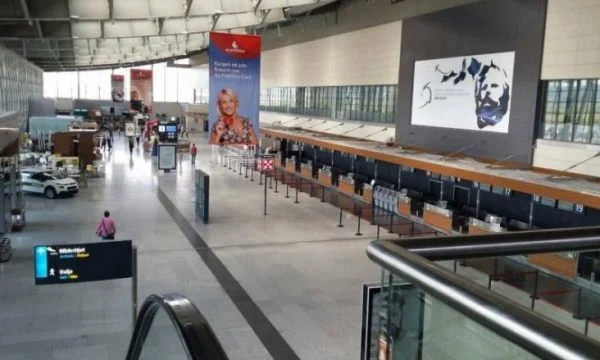 Burri kosovar thotë se gruas së tij ruse iu ndalua hyrja në Kosovë