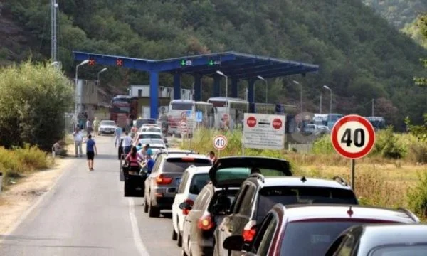 Te Dheu i Bardhë më shumë se 3 orë pritje për të hyrë në Kosovë