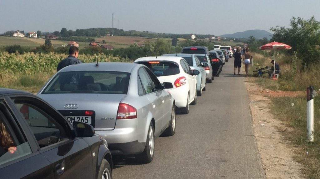 Ardhja e mërgimtarëve në Kosovë, pritje deri në tri orë te Dheu i Bardhë