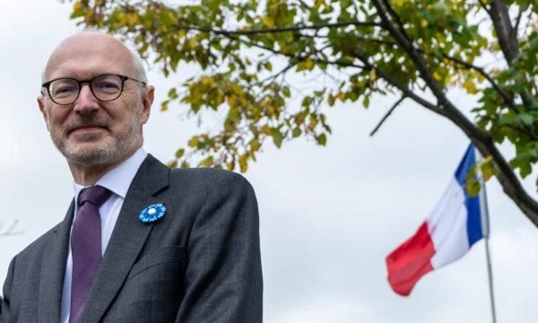 Rreagon edhe ambasadori Francez: Duam demokraci të gjallër, por më pak tensione