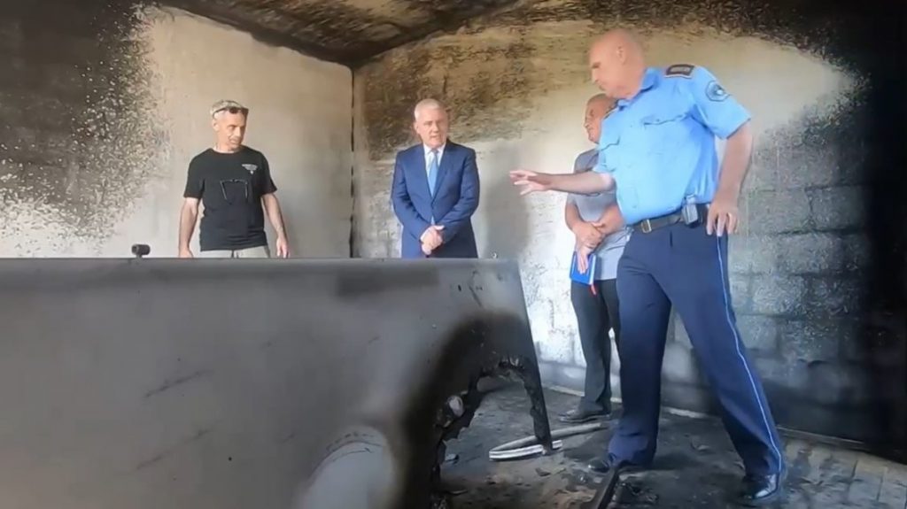 Sveçla në shtëpinë e djegur të serbit në Istog: Kam kërkuar angazhimin e të gjitha resurseve shtetërore për zbardhjen e rastit