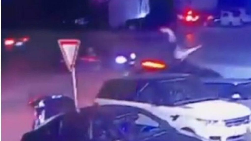 Pamje të rënda: Vetura “hedh në ajër” dy persona në magjistralen Prishtinë – Fushë Kosovë