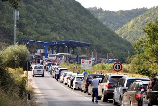 1 orë pritje për hyrje të Dheu i Bardhë, 1 orë e gjysmë për dalje nga Merdarja