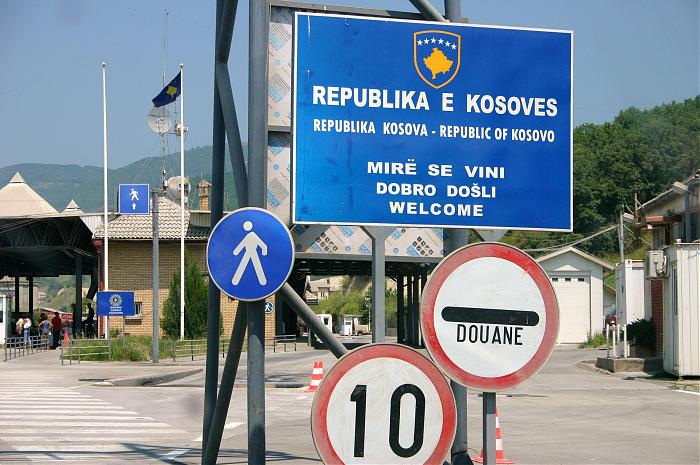 Një orë e gjysmë pritje tek Dheu i Bardhë