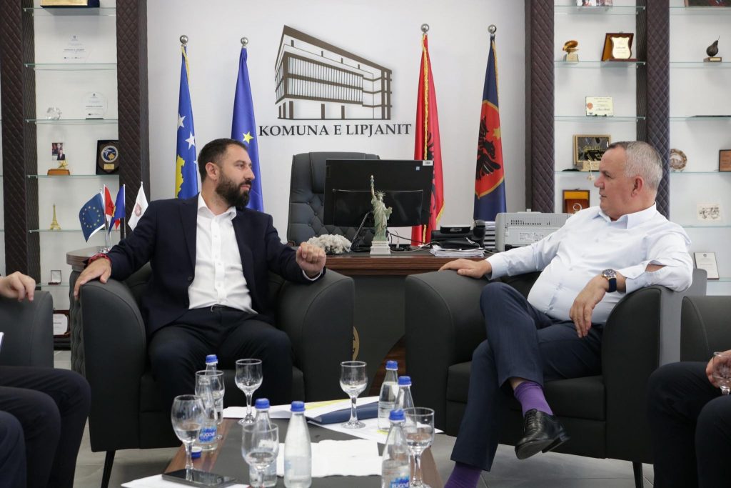 Kryetari Ahmeti priti në takim Ministrin Elbert Krasniqi
