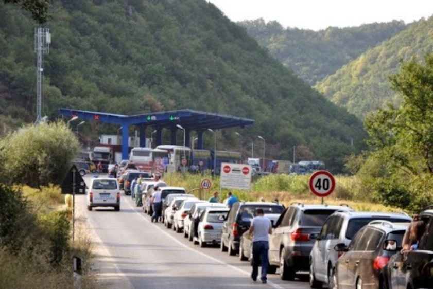 Deri në 1 orë e gjysmë pritje për dalje nga Merdarja