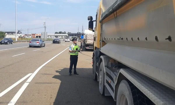 Policia ua mat kamionëve ngarkesat, shqipton 10 gjoba