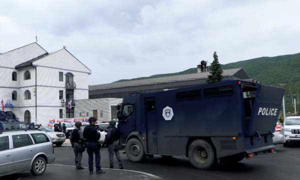 Përfundon tërheqja e 25 përqind të policëve nga ndërtesat komunale në veri