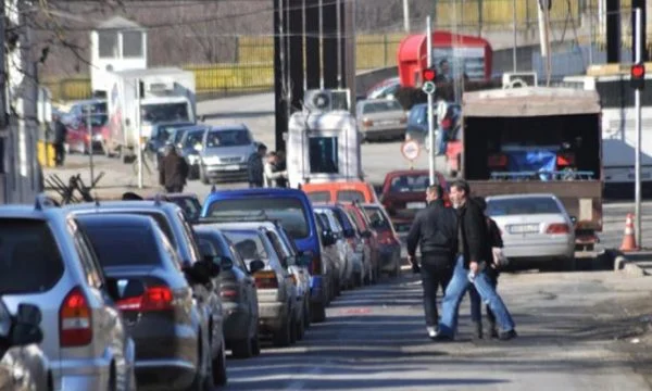 Në Merdar mbi pesë orë pritje për të hyrë në Kosovë