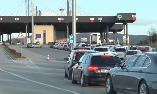Deri në 7 orë e gjysmë pritjet në Merdarë për ta lëshuar Kosovën