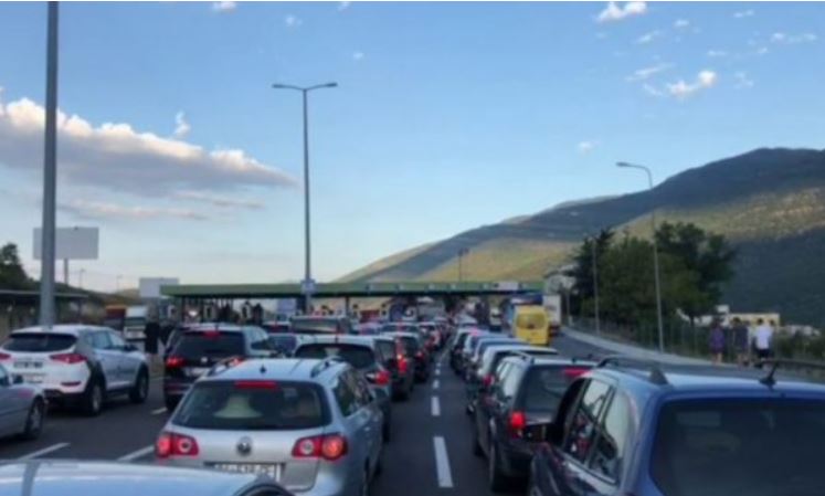 Deri në tri orë pritjet në dalje të Merdares