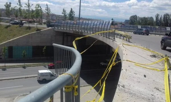 Vdes njëri nga të aksidentuarit te rrethrrotullimi në Prishtinë